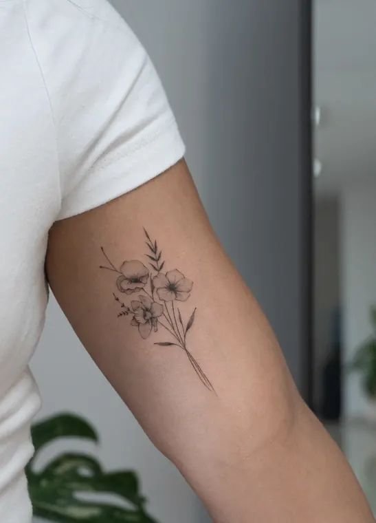 Tatuaje de Maff Leal en línea fina