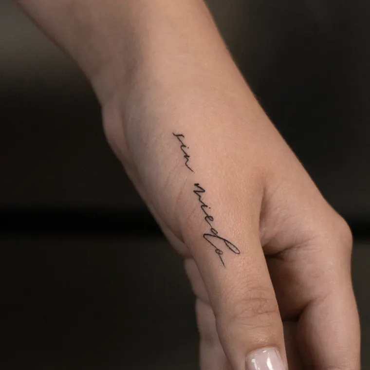Tatuaje de Maff Leal en línea fina