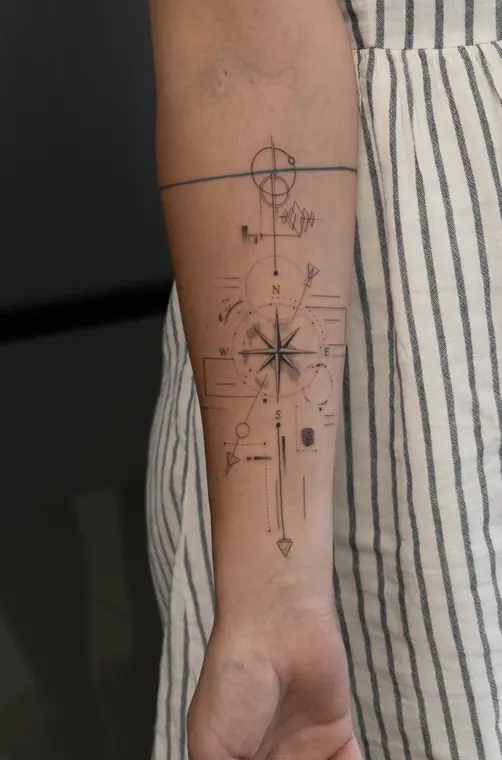 Tatuaje de Maff Leal en línea fina