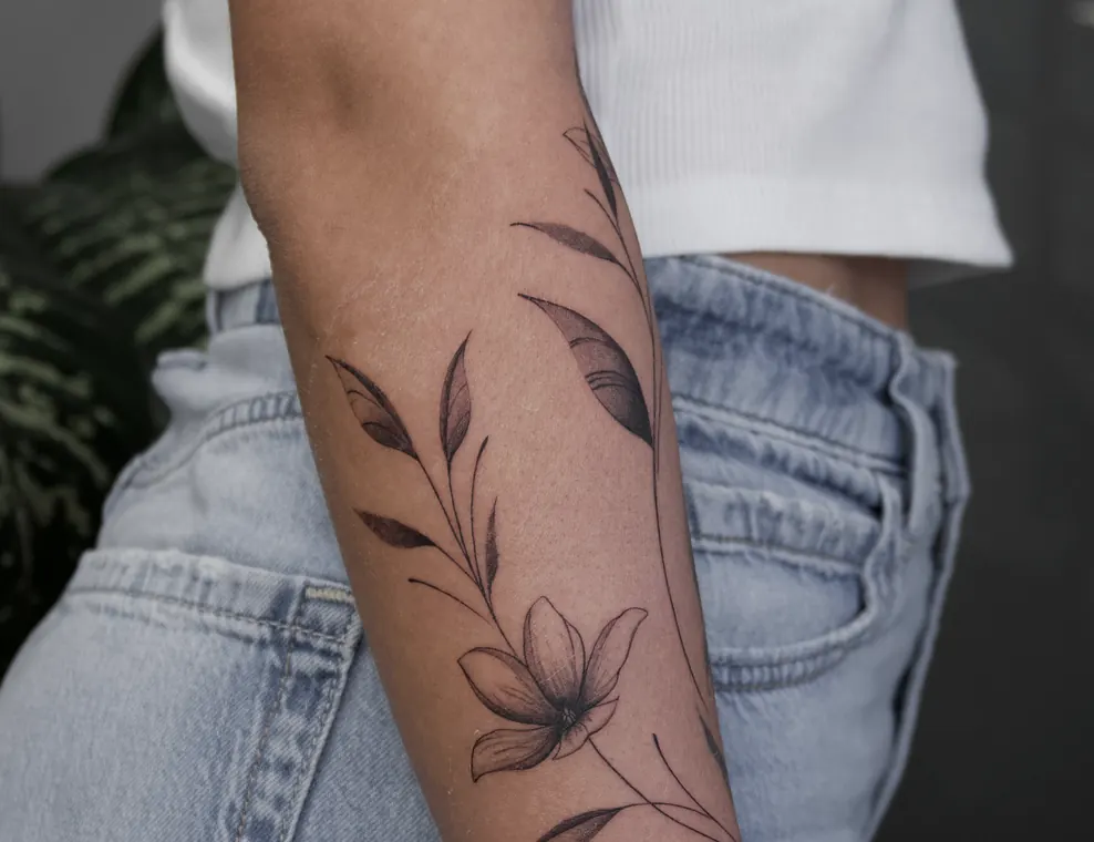 Tatuaje de Maff Leal en línea fina
