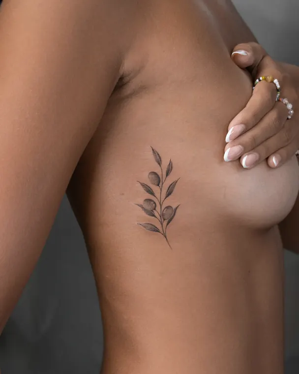 Tatuaje de Maff Leal en línea fina