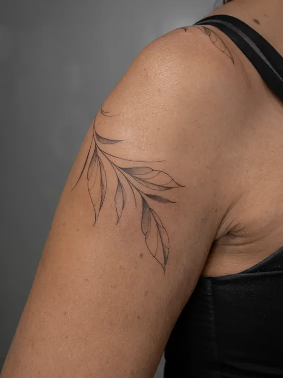 Tatuaje de Maff Leal en línea fina