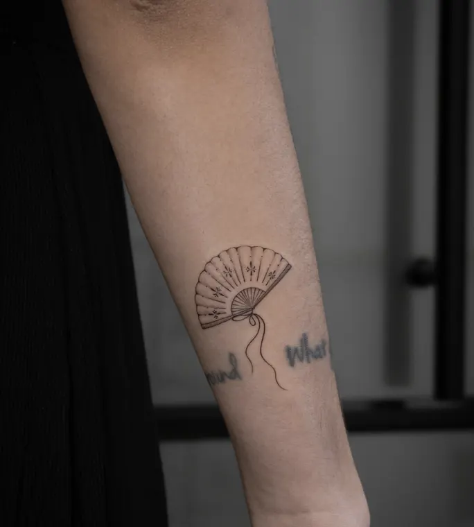 Tatuaje de Maff Leal en línea fina