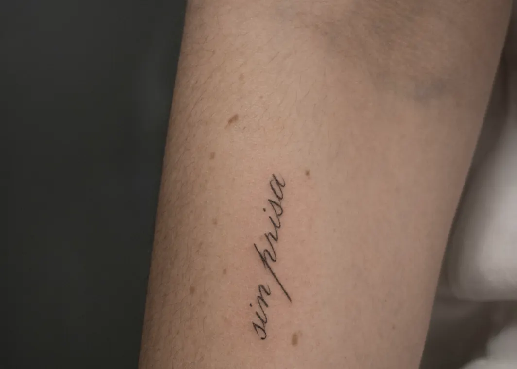 Tatuaje de Maff Leal en línea fina