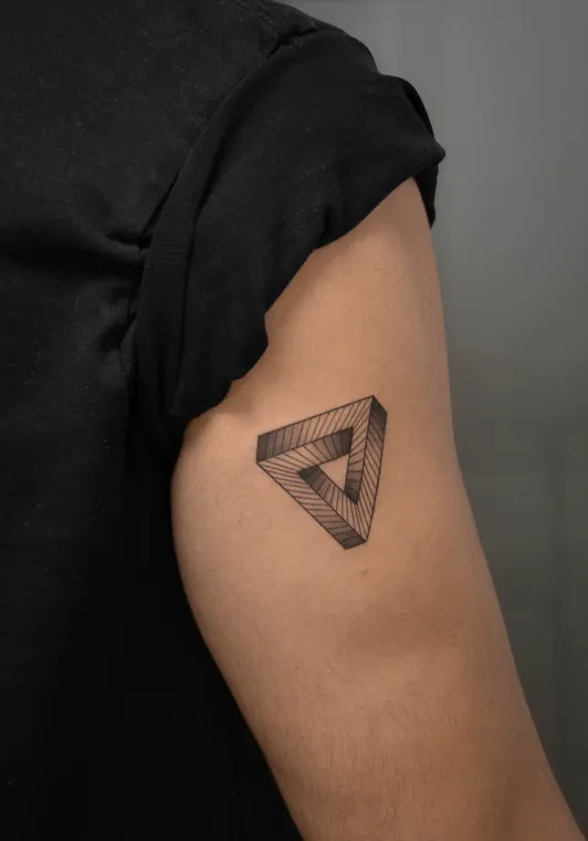 Tatuaje de Maff Leal en línea fina