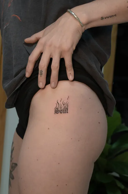 Tatuaje de Maff Leal en línea fina