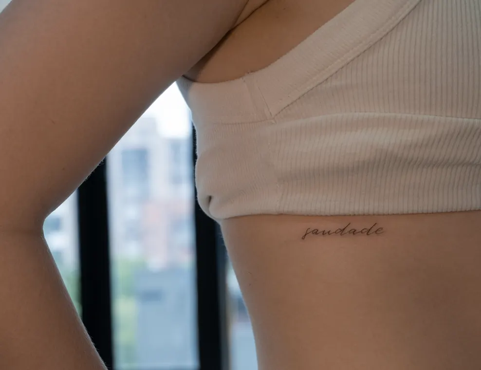 Tatuaje de Maff Leal en línea fina