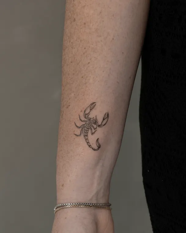 Tatuaje de Maff Leal en línea fina