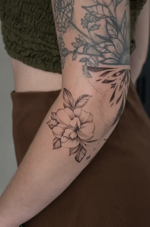 Tatuaje de Maff Leal en línea fina