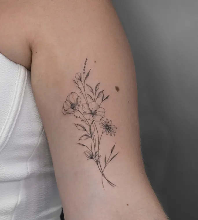 Tatuaje de Maff Leal en línea fina