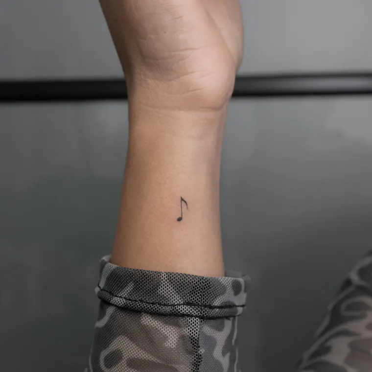 Tatuaje de Maff Leal en línea fina