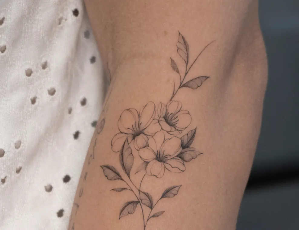 Tatuaje de Maff Leal en línea fina