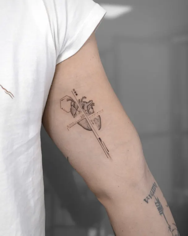 Tatuaje de Maff Leal en línea fina