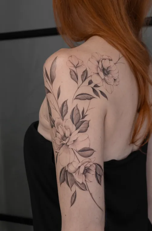Tatuaje de Maff Leal en línea fina