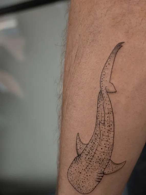 Tatuaje de Maff Leal en línea fina