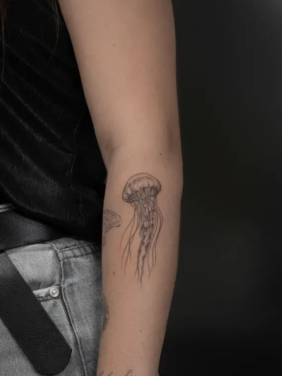 Tatuaje de Maff Leal en microrealismo